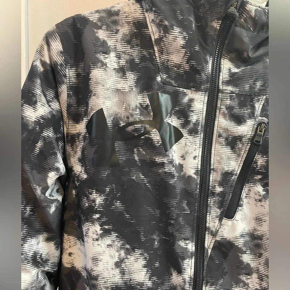 Under Armour storm proof ski/snow jacket Boys size M